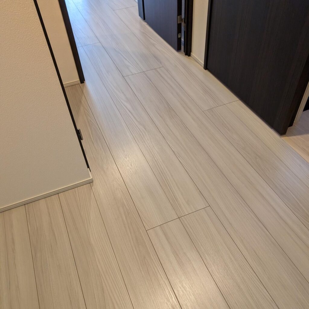 新築マンションの床に、ガラスコーティングを施工させていただきました。
