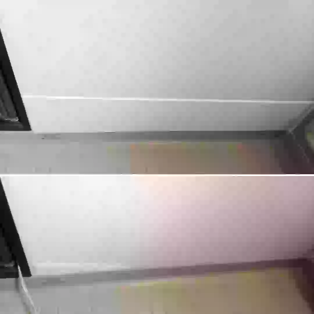 ユニットバスの壁。サビ部分を除去し処理して塩ビにフィルム施工した巾木をぺったんこ！