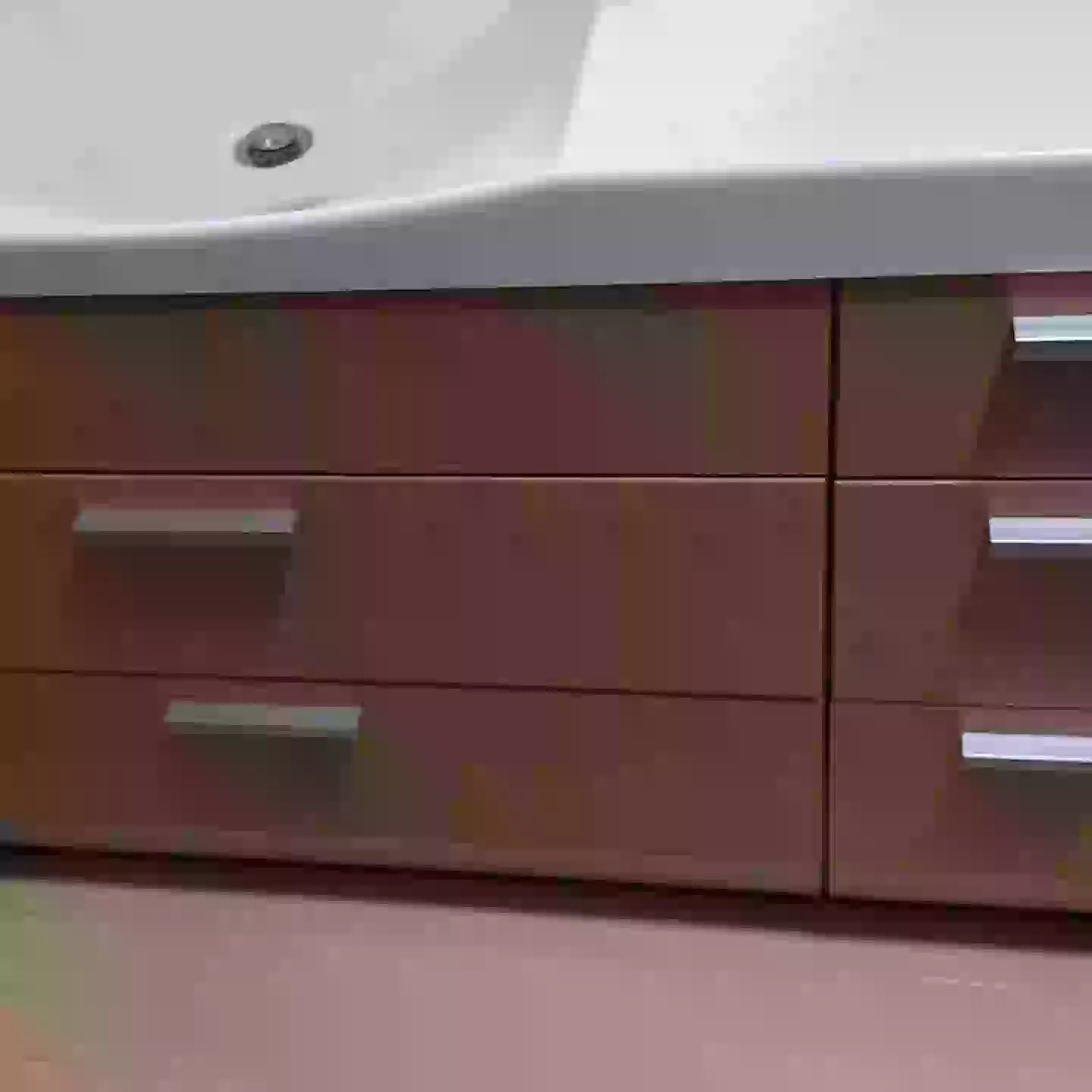 洗面台下引き出し表面シート施工。施工前写真忘れて似たシートなので代わり映えせず(笑)予定外の施工で膨れた部分は削っただけなんですが、なんとかおさまりました。張替えの跡は内側の境目でご確認下さい#洗面台#引き出し#水で膨れてた！#ダイノックシート#プライマー