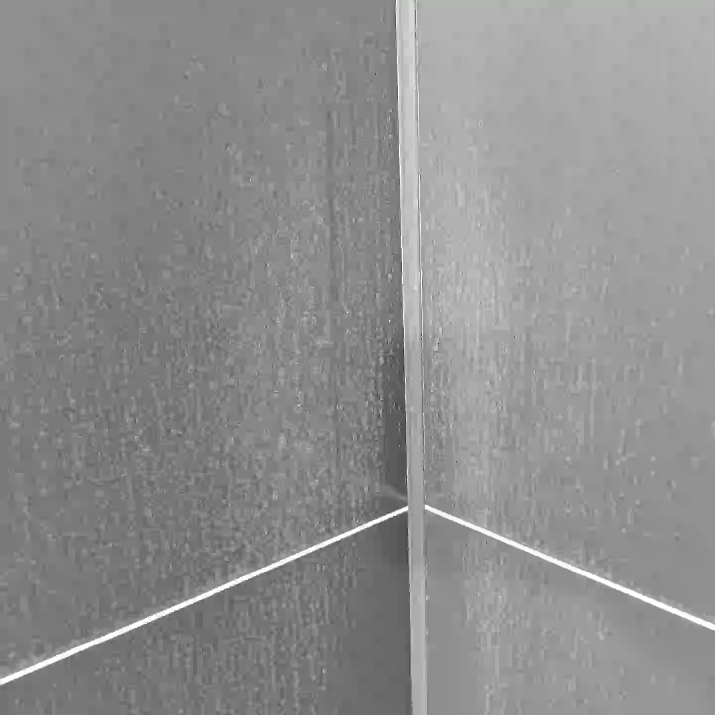 浴室の水垢濃い色の室内は特に目立ちますよね！取れないから、ゴリゴリやってキズがつく。そのキズにまた水垢が…負のスパイラル。汚れを綺麗に落としコーティング！#K'sリペイン　#浴室　#浴槽　#水垢　#汚れ　#　白く出てくる　#濡らすと消える　#浴室床　#コーティング　#パネル傷だらけ　#浴室再生　#リメイク